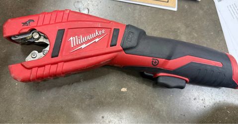 Milwaukee M12 Cordless Pipe Cutter