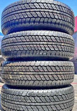 265/70/17 Vendo set de Tires con 70% de vida las 4