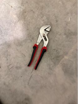 Adjustable tounge plier