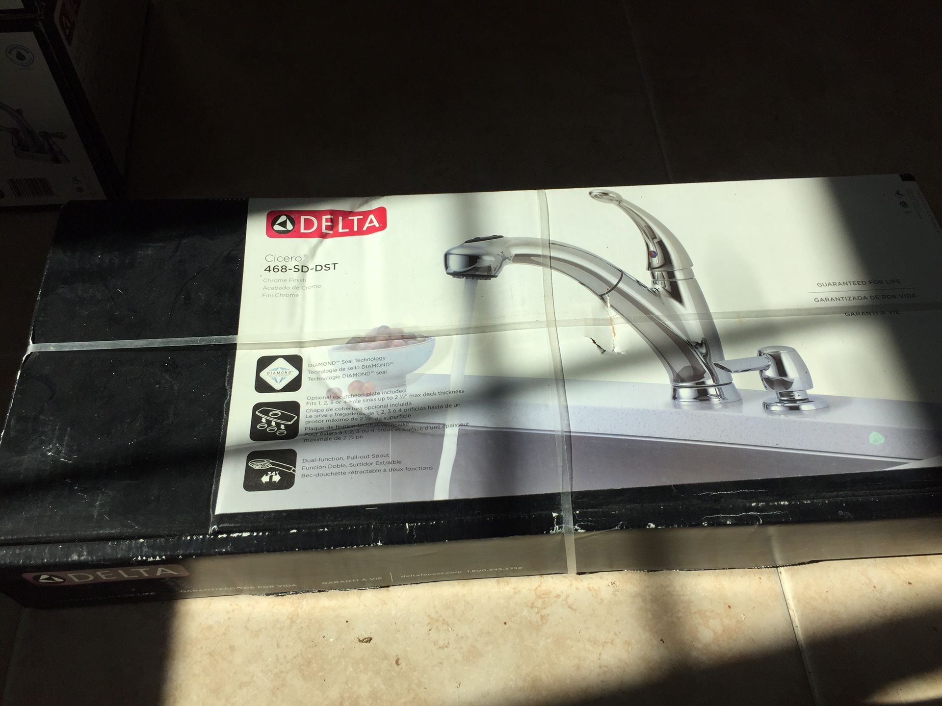 Delta 468-sd-dst Cicero single handle pull-out kitchen faucet with soap dispenser BRAND NEW