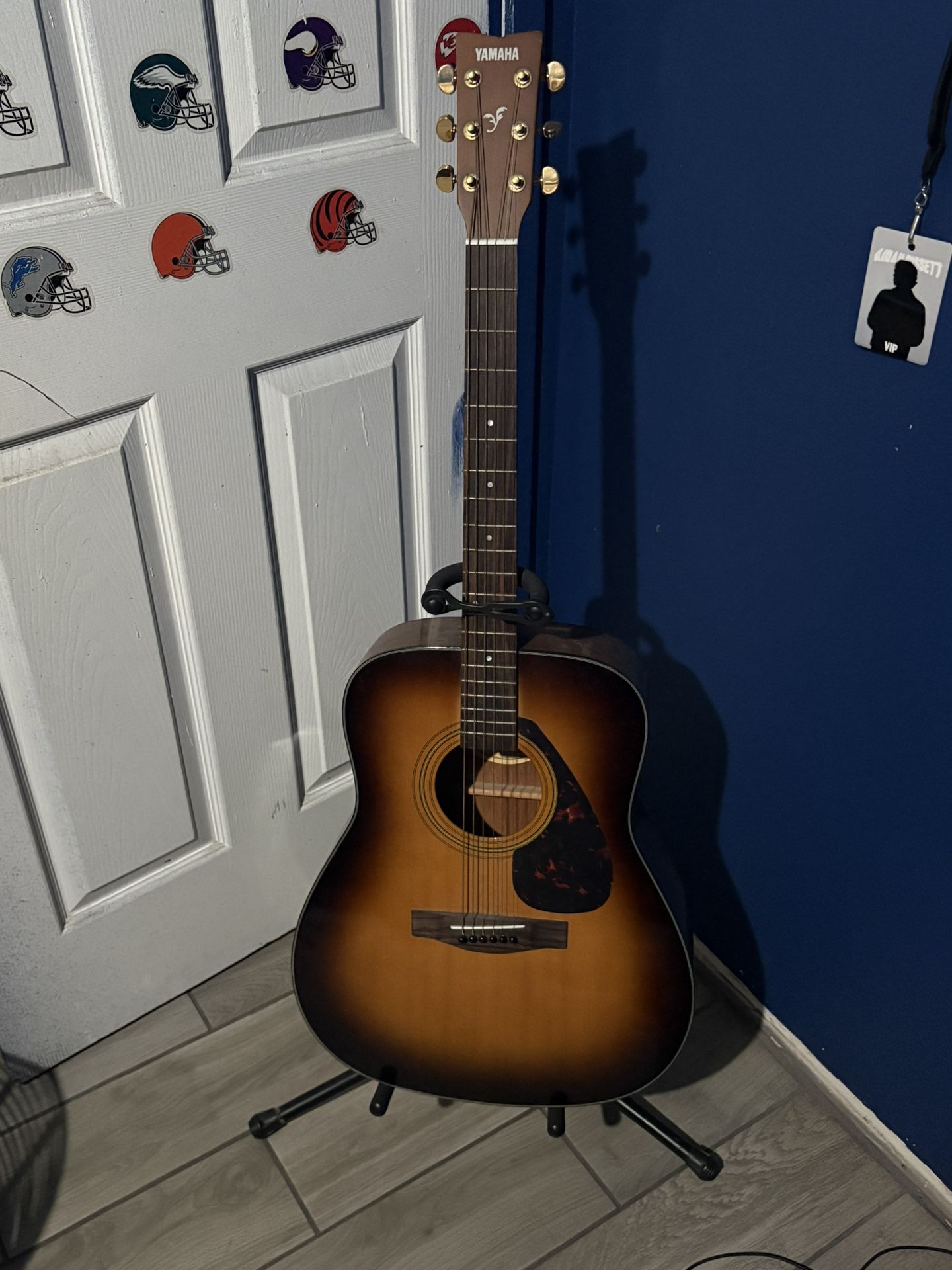 Yamaha F335 Acoustic Guitar + Stand