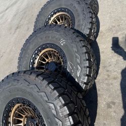 Vendo Un Set De Rines Nuevos Con Llantas Usadas Toyo Ne Muy Buenas Condiciones De Vida Las 4📲✅🤩