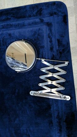 Expandable mirror for makeup