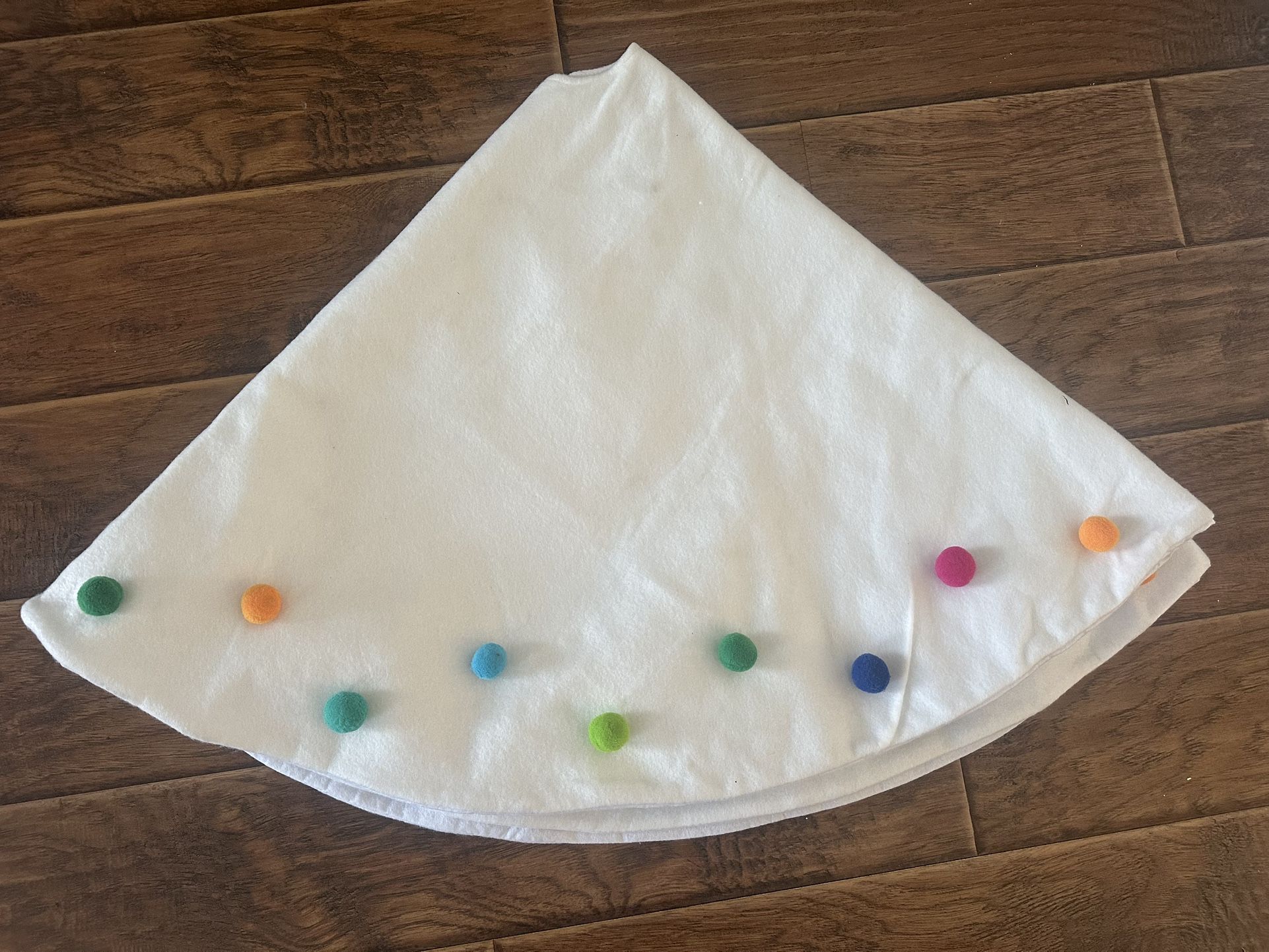 Wonder shop white belt colorful pom-pom tree skirt