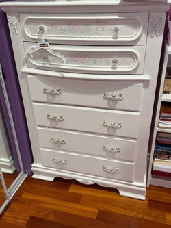 2 twin beds wit 4 foot dresser white
