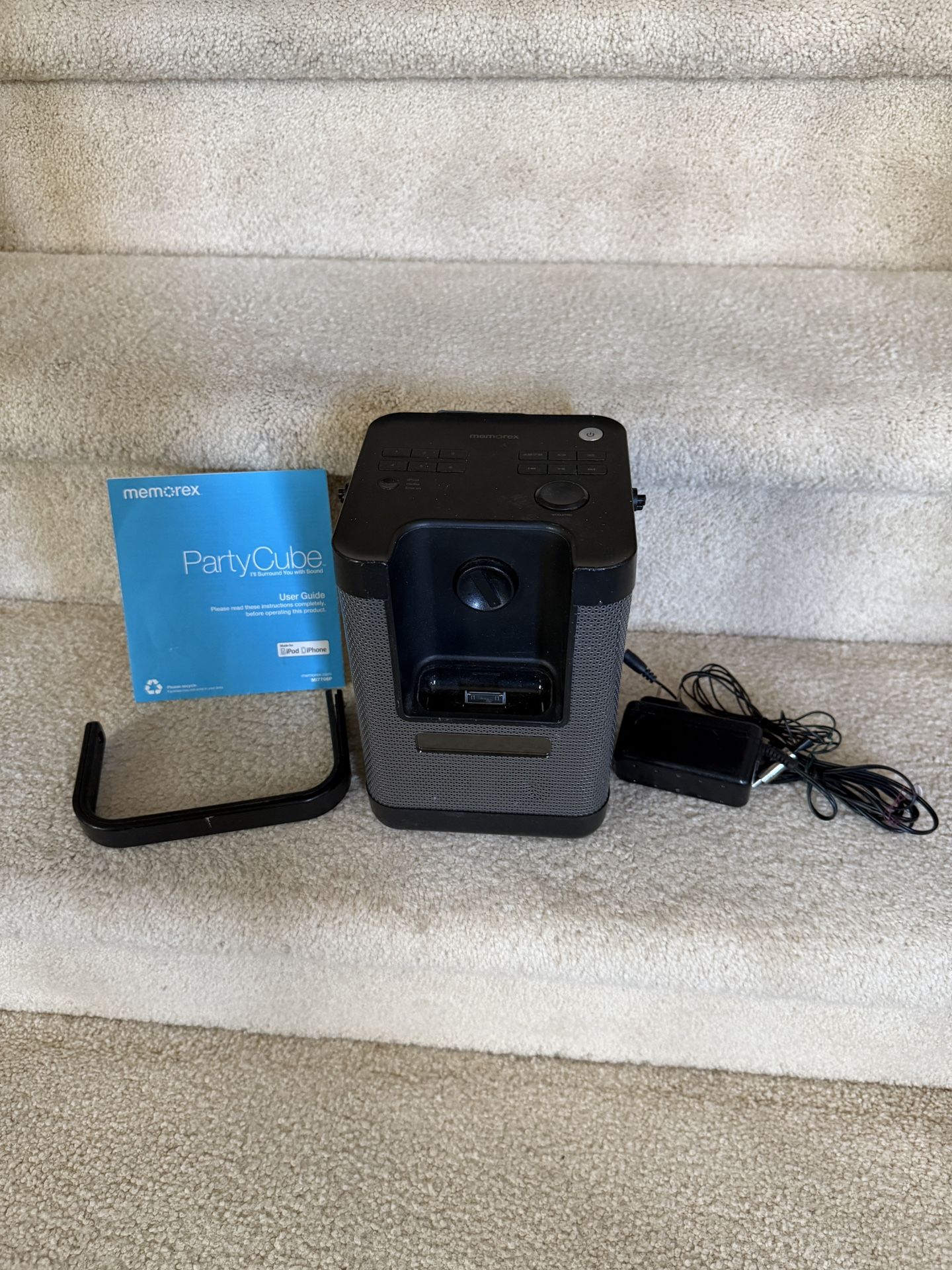 MEMOREX CUBE for iPod, Radio, Aux Line