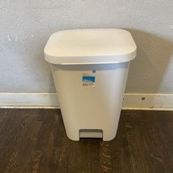 Kitchen Wastebasket, Step-On, White, 11-Gal.