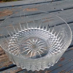 Arcoroc France Crystal Glass Serving Bowl in  Starburst Pattern *10.00 Firm* Home and Garden