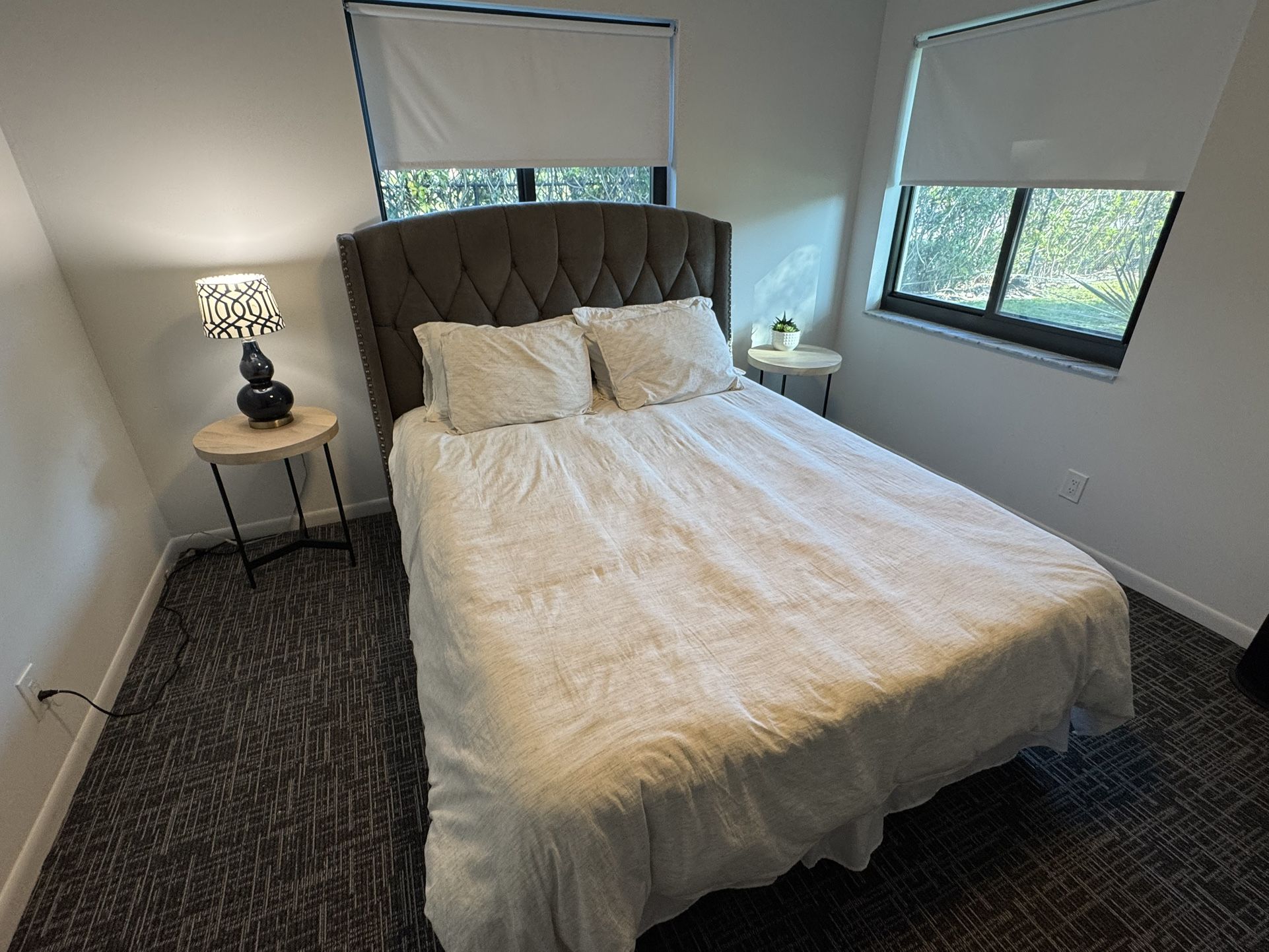 Queen Bedroom Set - 5 PIECES! 