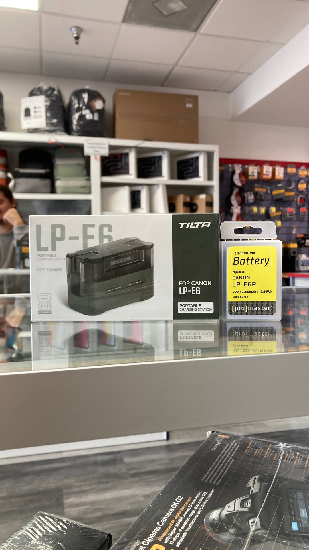 Tilta Portable Charging Station Charge 4 Batteries w/ Pro master Canon LP-E6