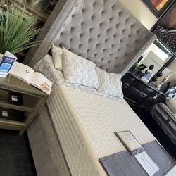 4 pc Queen Bedroom Set ‼️🚨Only One available 🚨‼️