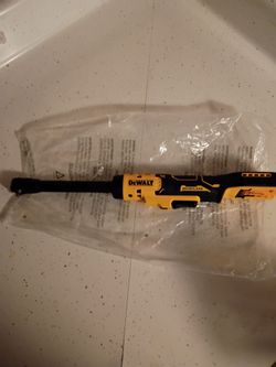 DeWalt atomico ratchet cuello largo medida 1/4 nuevo vendo solo la herramienta el precio es firme