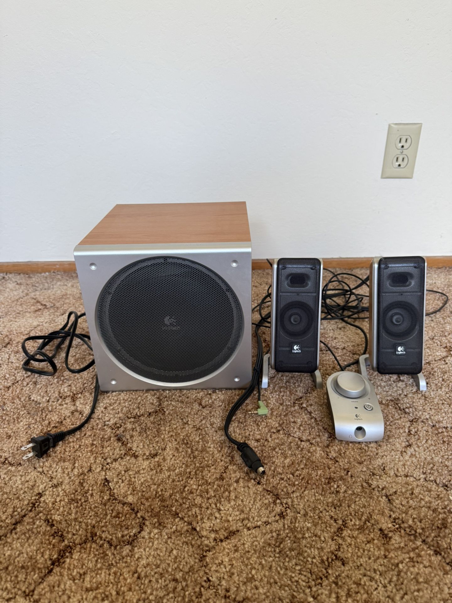 Logitech S-0085A Z3 Wood Grain Brown Desktop Speakers w/ Wired Remote Sub + L/R