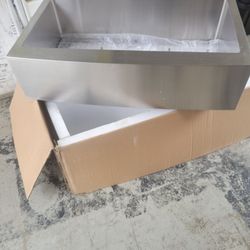 New Glacier Bay Farmhouse Apron-Front 18G Stainless Steel 36 in. Single Bowl Kitchen Sink. Retails $430 With Taxes!Others Avail. Look At My Profile!