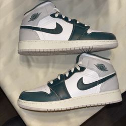 AIR JORDAN 1 MID SE (GS)
