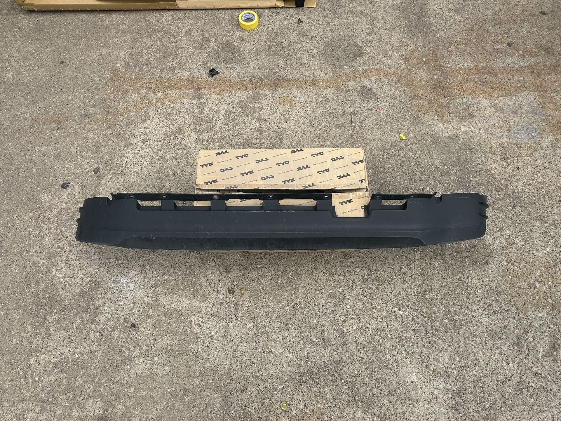 2016, 2017, 2018, 2019, 2020 Toyota Tacoma Bumper Lower / Valance Extensión ( Used Car Parts )