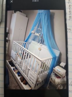 .Crib with lower cabinet includes the blue mosquito net