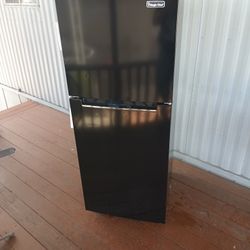 Magic Chef ( Apartment Size ) Refrigerator