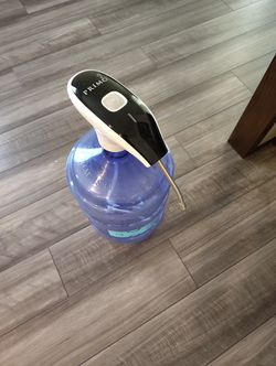 Water Dispenser and 4 Jugs