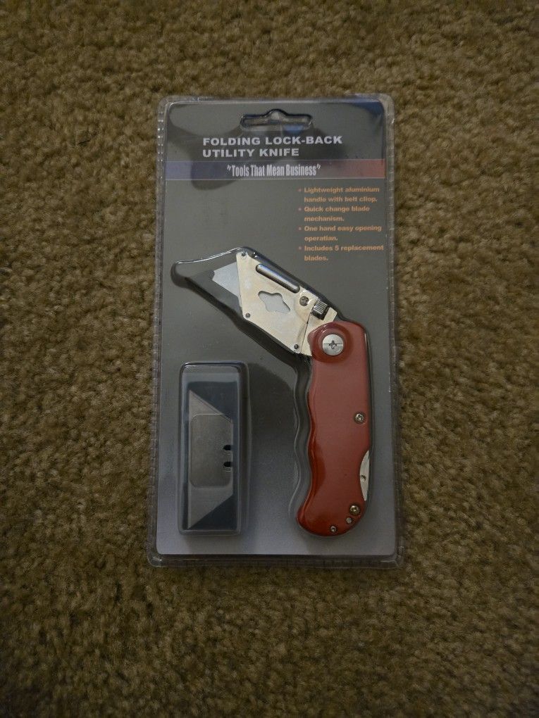 Utility Knife With Xtra Blades