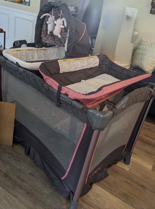 Baby Trend MUV Custom Grow Toddler Nursery Cen My ter Bassinet & Changing Table