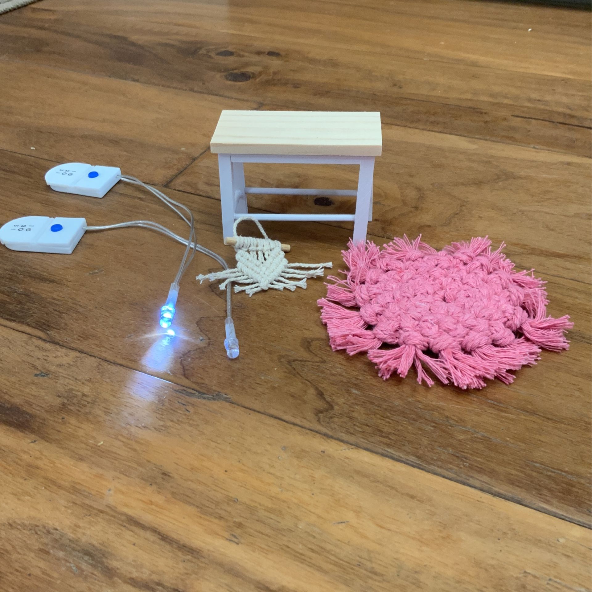 Set a rug Wild core a light and a table