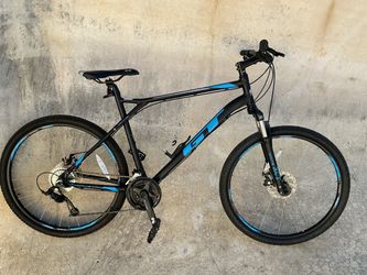 GT AGGRESSIVE PRO MOUNTAIN BIKE W / MECHANICAL DISC BRAKES