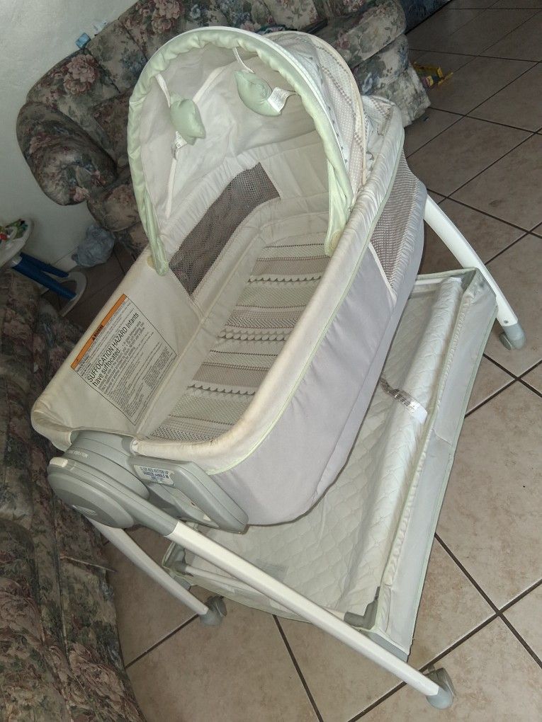 Graco Dream Suite 2 In 1 Basinet And Changing Table