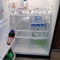 Frigidaire 20.4 Top Freezer Refrigerator 