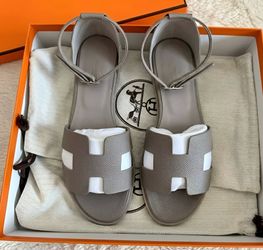 (37) Hermes Santorini Etoupe Sandals