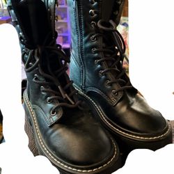 2pairs  white and black boots