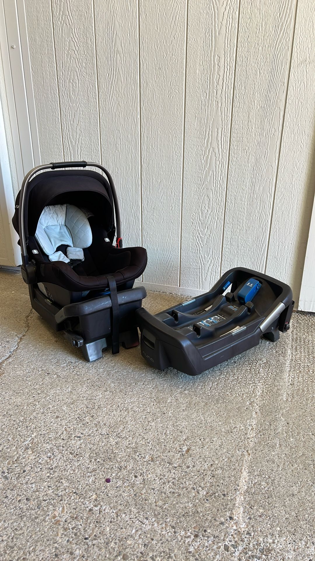 Nuna Pipa Lite With Two Car Seat Bases