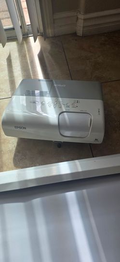 Se vende pantalla y proyector...