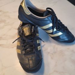 VINTAGE ADIDAS  "DIE MARKE MIT DEN 3 STREIFEN ".SNEAKERS  BLACK  LEATHER  WITH  GOLD STRIPES.  US 7.5