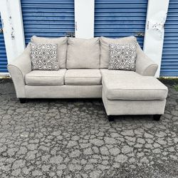 Light gray interchangeable Ashley furniture sectional w pullout bed DELIVERY AVAILABLE!*