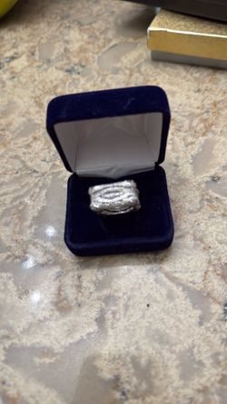 Diamond rings size 7 you can wear it any side with 18 K Gold I have Inspection 3000