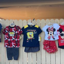 Mucha Ropa De Niño Y Niña De Diferentes Edades A Siete Dólares  El Juego