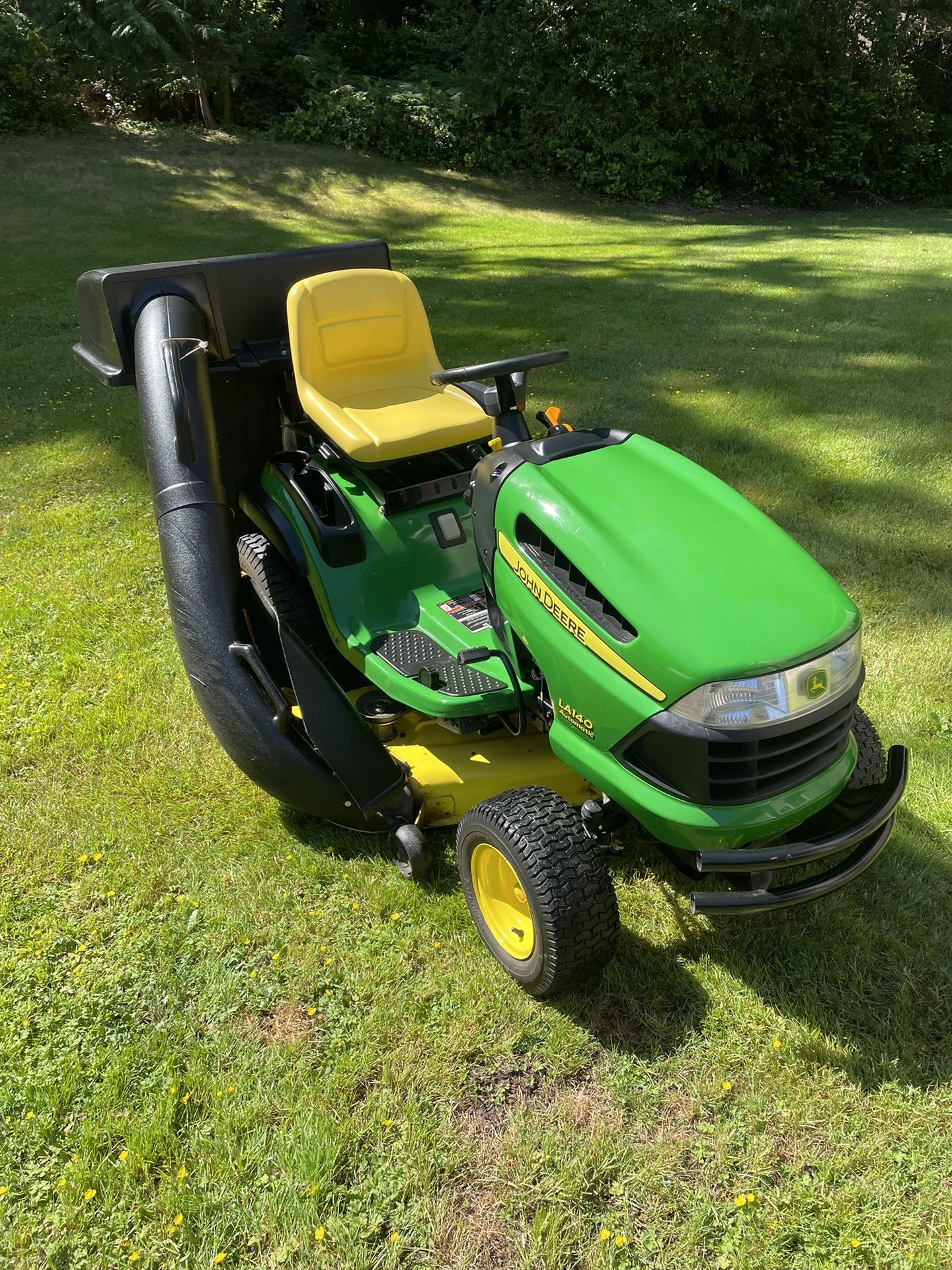 John Deere LA140 Riding Lawnmower