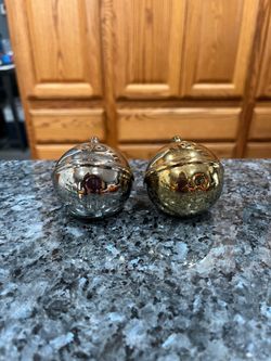 Vintage Ceramic Pair of Salt And Pepper Shakers.   Size approximately 2 inches tall.  Preowned never used.