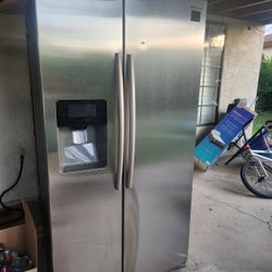 Samsung Refrigerator In Perfect Working Condition 