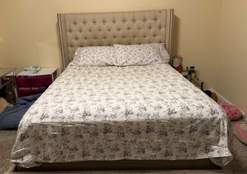 Cama colchón y muebles