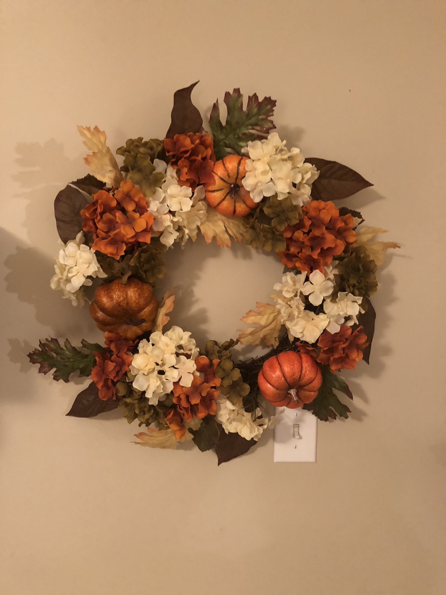 NEW GORGEOUS WREATH WITH BEAUTIFUL HYDRANGEAS PRICE DROP TO 15.00
