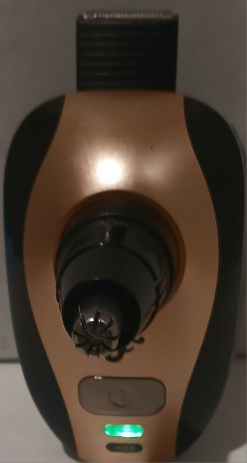 FREEBIRD RECHARGABLE PORTABLE WIRELESS EAR, NOSE & MUSTACHE TRIMMER.