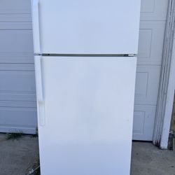 GE 18 cu. ft. Top Refrigerator White