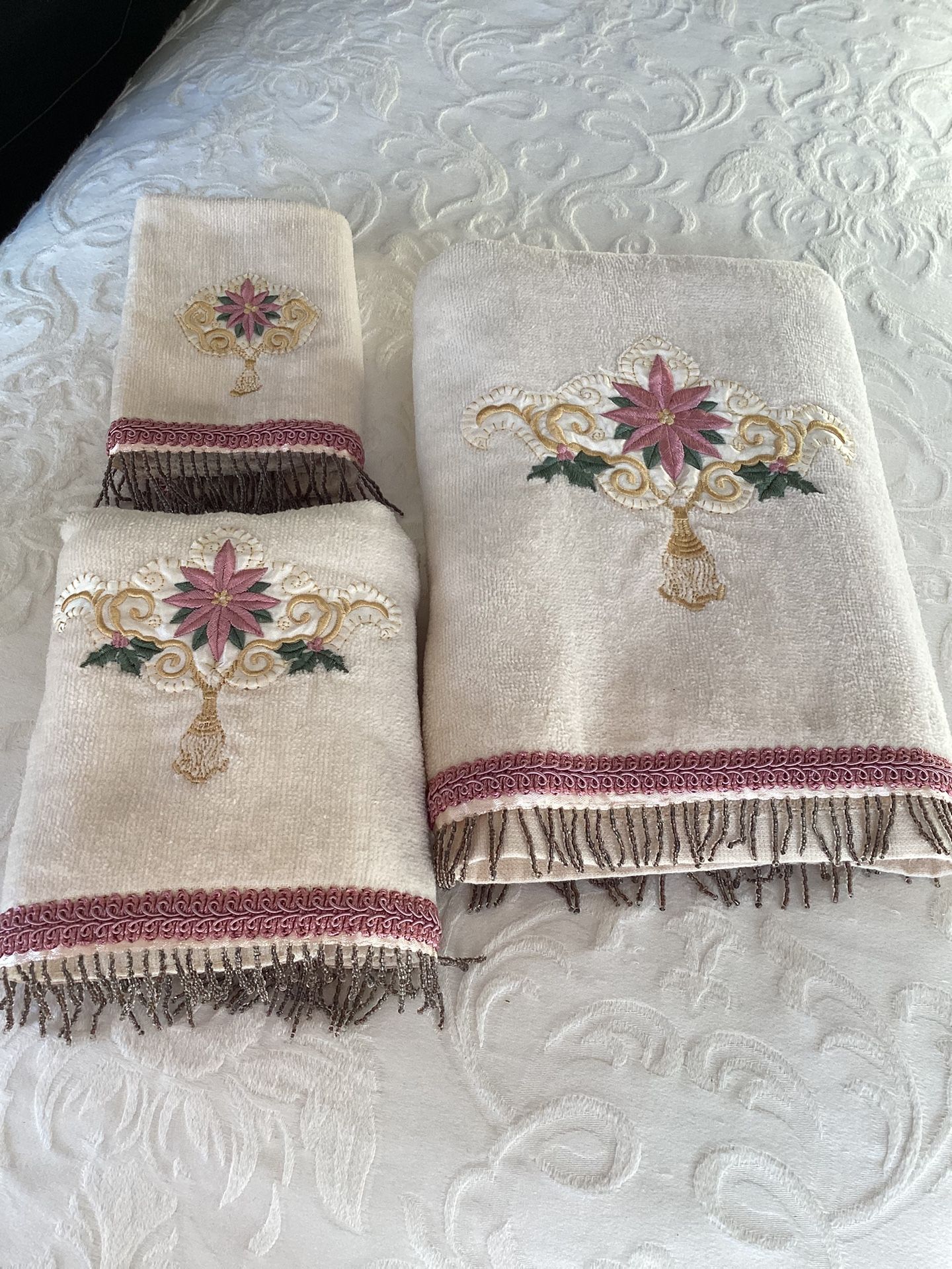 Towel 3-piece set with floral embroidery & beaded fringe details (perfect condition!)