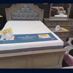 *Black Friday Now*---Frisco Rustic Wood Queen Bed And Dresser/Mirror Sets---Delivery And Easy Financing Available👍