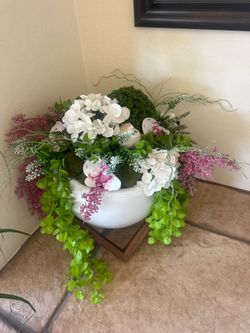 Beautiful Large Silk/Plastic Floral Arrangement