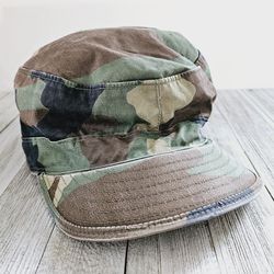 Sizr 7 1/8 Camouflage Unisex Army Cap Hat. 80% Nylon, 20% Cotton. The name "Moody" is hand written inside.

Pre-owned in excellent clean condition.  N
