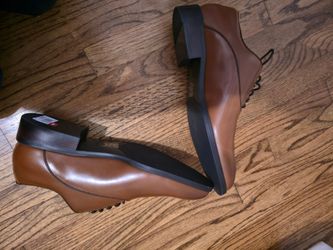 Men's brown dress shoes