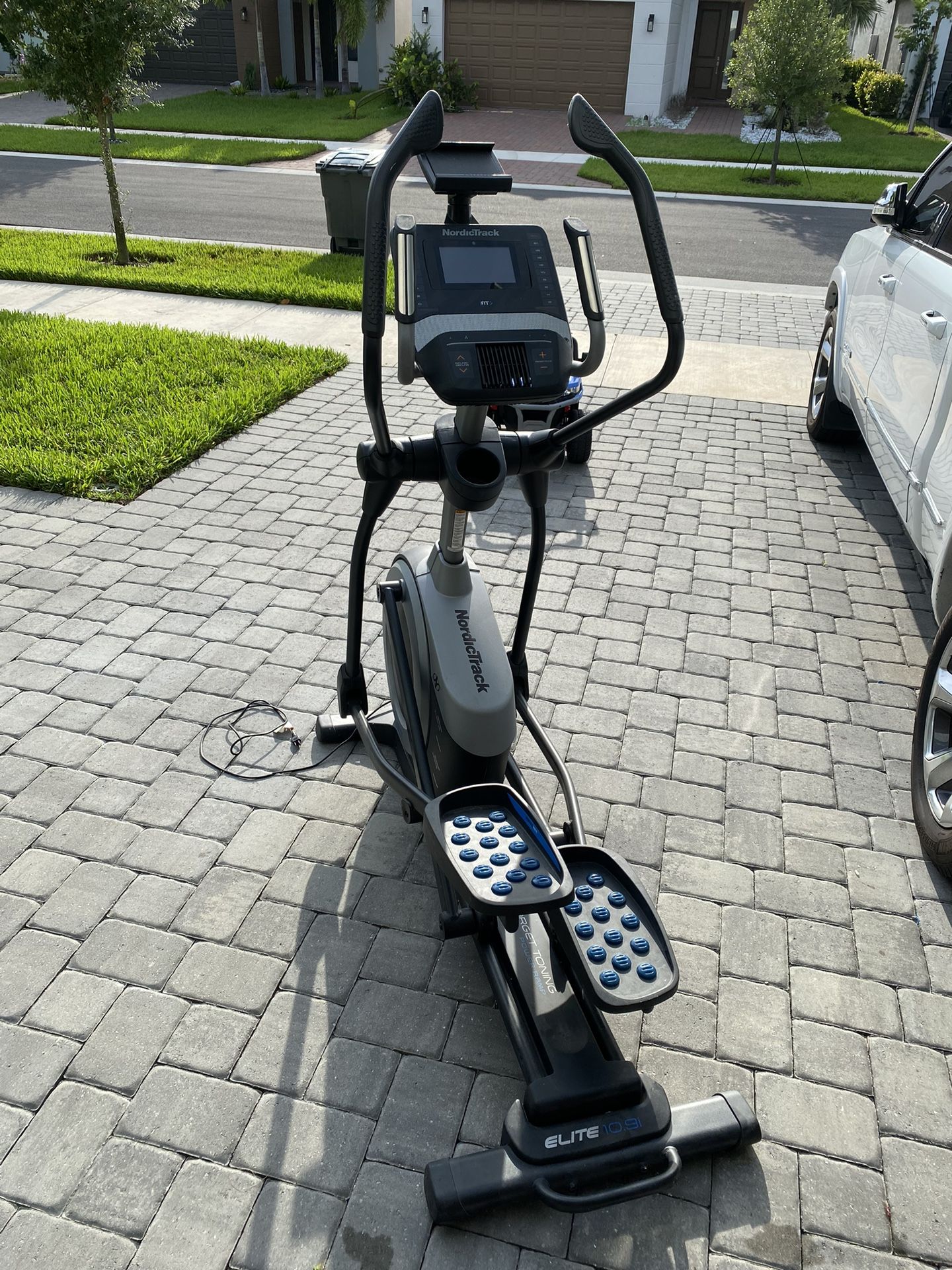 NordicTrack Elite 10.9i Elliptical for Sale in Vlg Wellingtn FL OfferUp